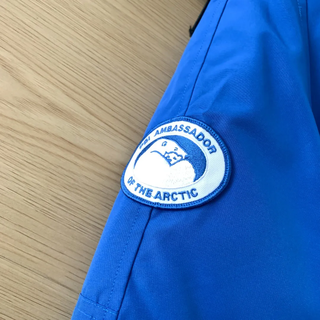 Style No.: Y 83 Canada goose/Canada Goose 01 Couple Expedition Parka Down Jacket, Authentic original version, you need to compare Authentic to check at any time, all accessories are customized from the original factory 💯The fabric is compared to the softness and hardness of Authentic and can be restored by kneading at will (fabric misunderstanding: Fabrics with high hardness are not waterproof. Only those who buy this year's latest Authentic version will notice the softness and comfort of the fabric) 💯Authentic white duck down synchronized with down, fluffy and not clumping, electronically controlled down filling machine filled with down 💯Customized Authentic YKK military-grade copper core zipper puller, high hardness and no jamming 💯The fur collar is purchased from Western Canada coyote skin and is customized 💯Big goose label, collar label, washed label, hang tag, zipper cord, pocket label, back label, collar velvet, Velcro fasteners, all details of cuffs are updated simultaneously with Authentic. The best version, the most complete color matching, battle all kinds of products. Color: Cream White Black Charcoal Gray Navy Blue Red Blue Size: XS-XXL